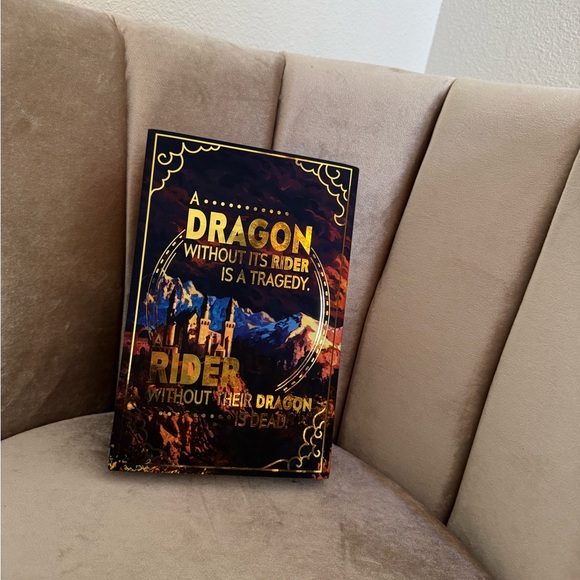 Acrylipics Fourth Wing by Rebecca Yarros - Black and Gold Edition - Picture 3 of 5